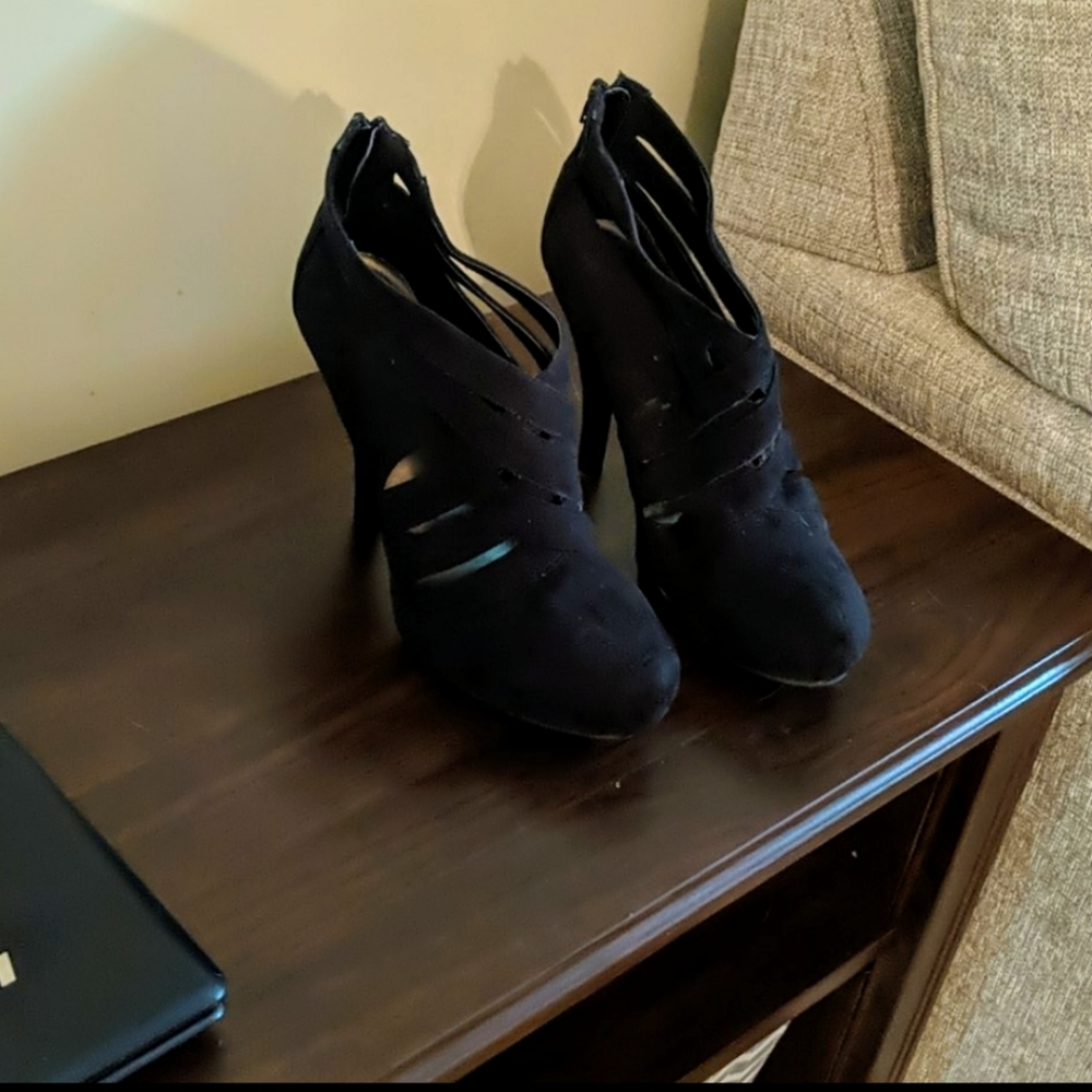 NWOT ❤️ Black Suede Booties